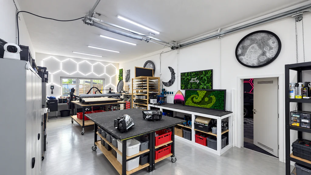 Heller Arbeitsbereich von Einz A Performance für Scheinwerfer und Bauteilbearbeitung